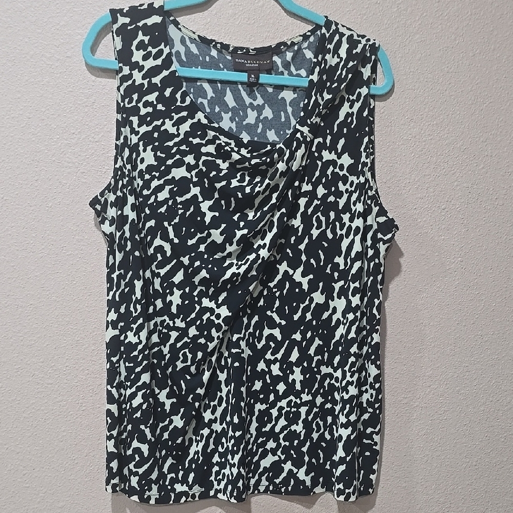 Women's Black and White Sleeveless Top
